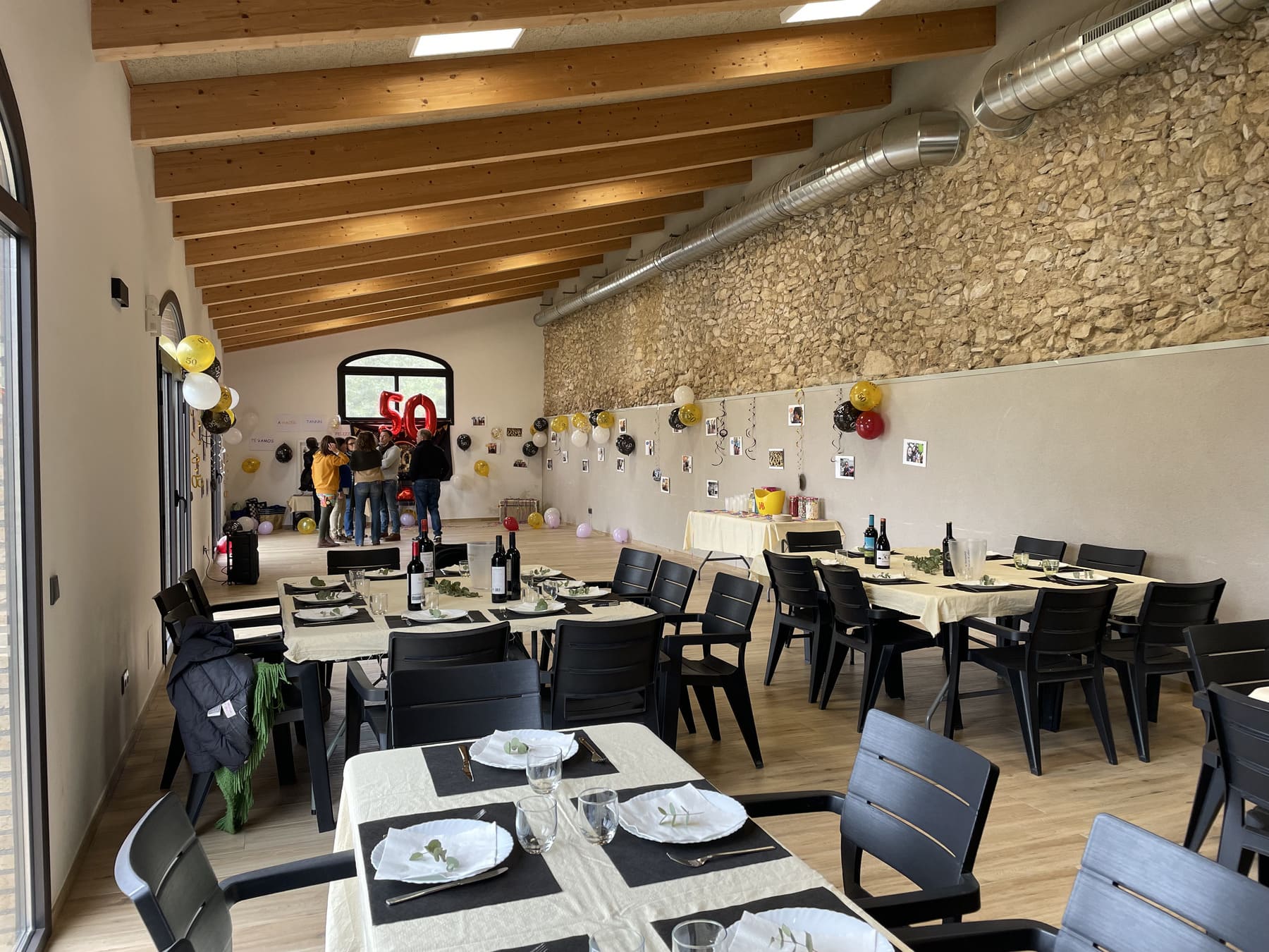 Sala per a esdeveniments amb diferents muntatges de taules a Cases Blanques