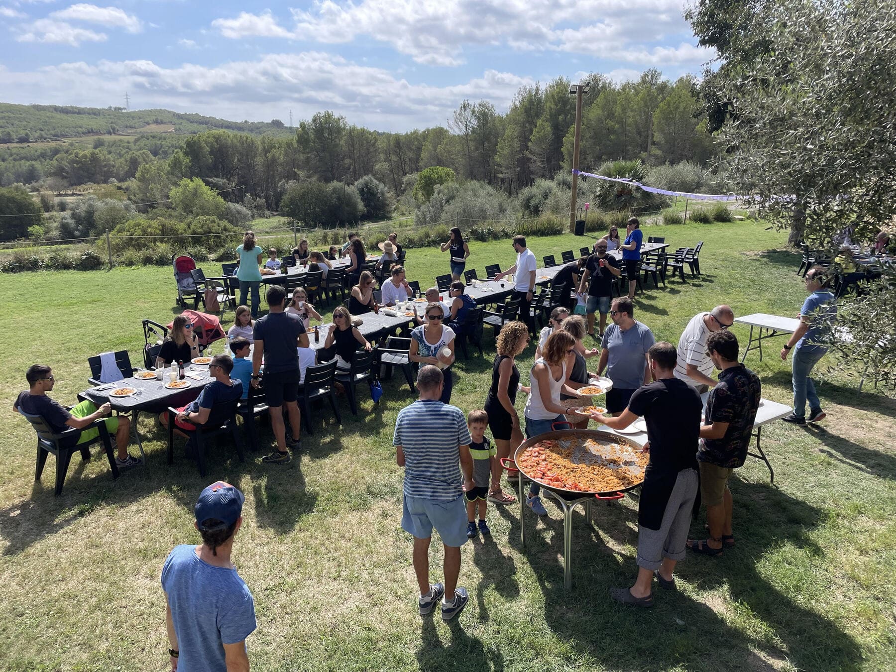 Celebració a l'exterior de Cases Blanques al Penedès