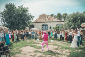 Festa de casament a l'aire lliure amb els convidats