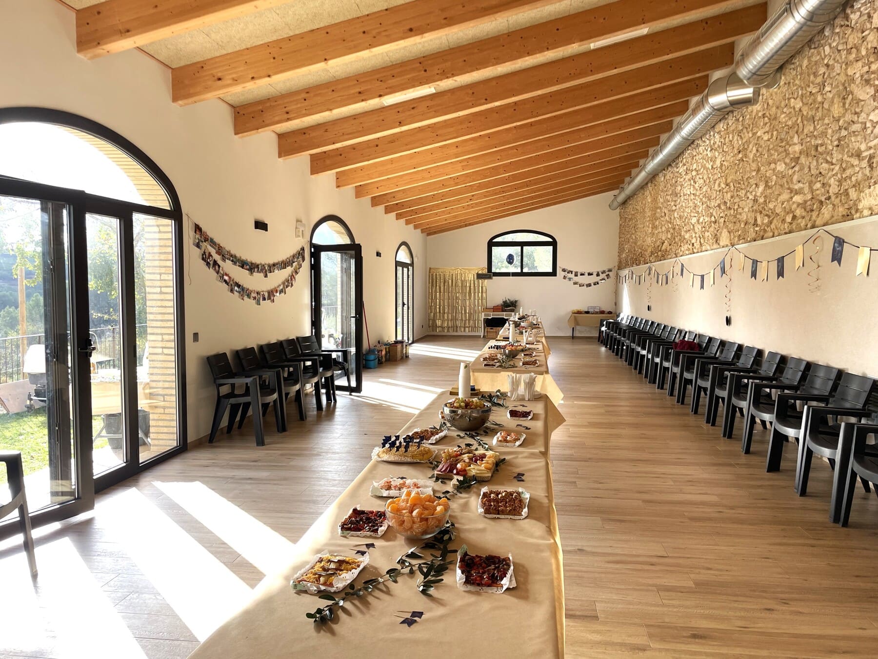 Sala d'esdeveniments amb muntatge de taules a Cases Blanques