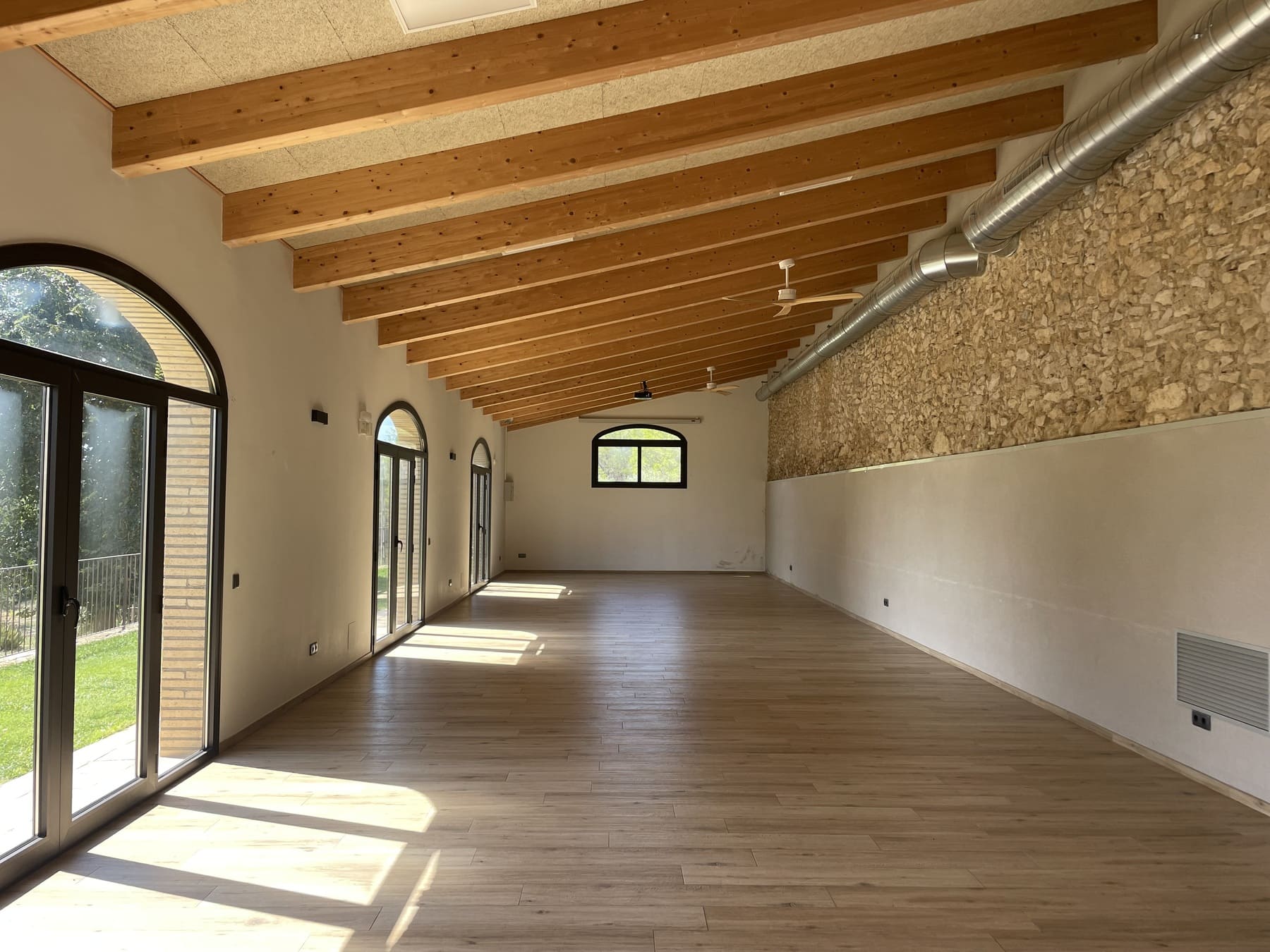 Sala climatitzada per a esdeveniments a Cases Blanques