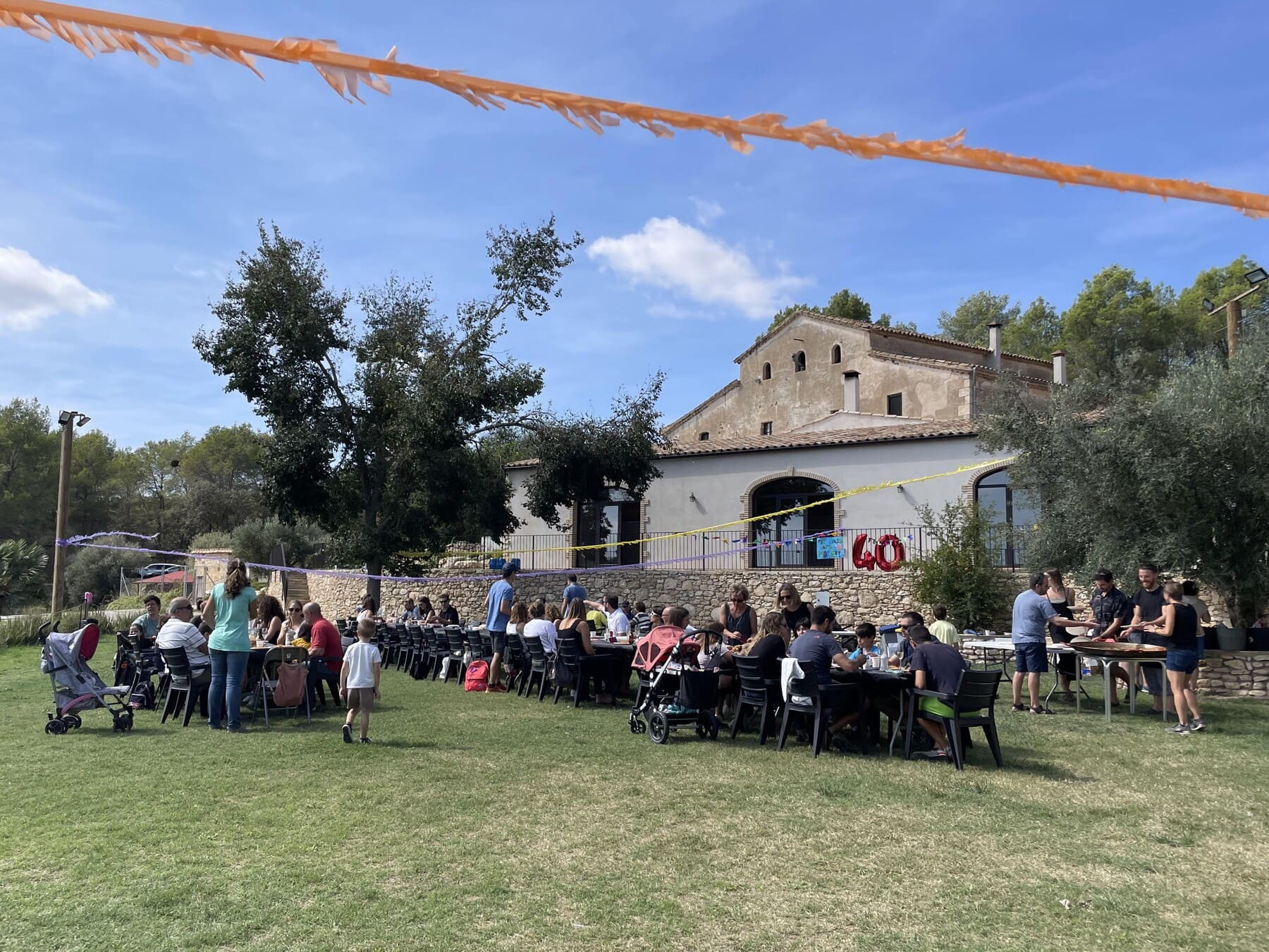Trobada i celebració a l'exterior de Cases Blanques